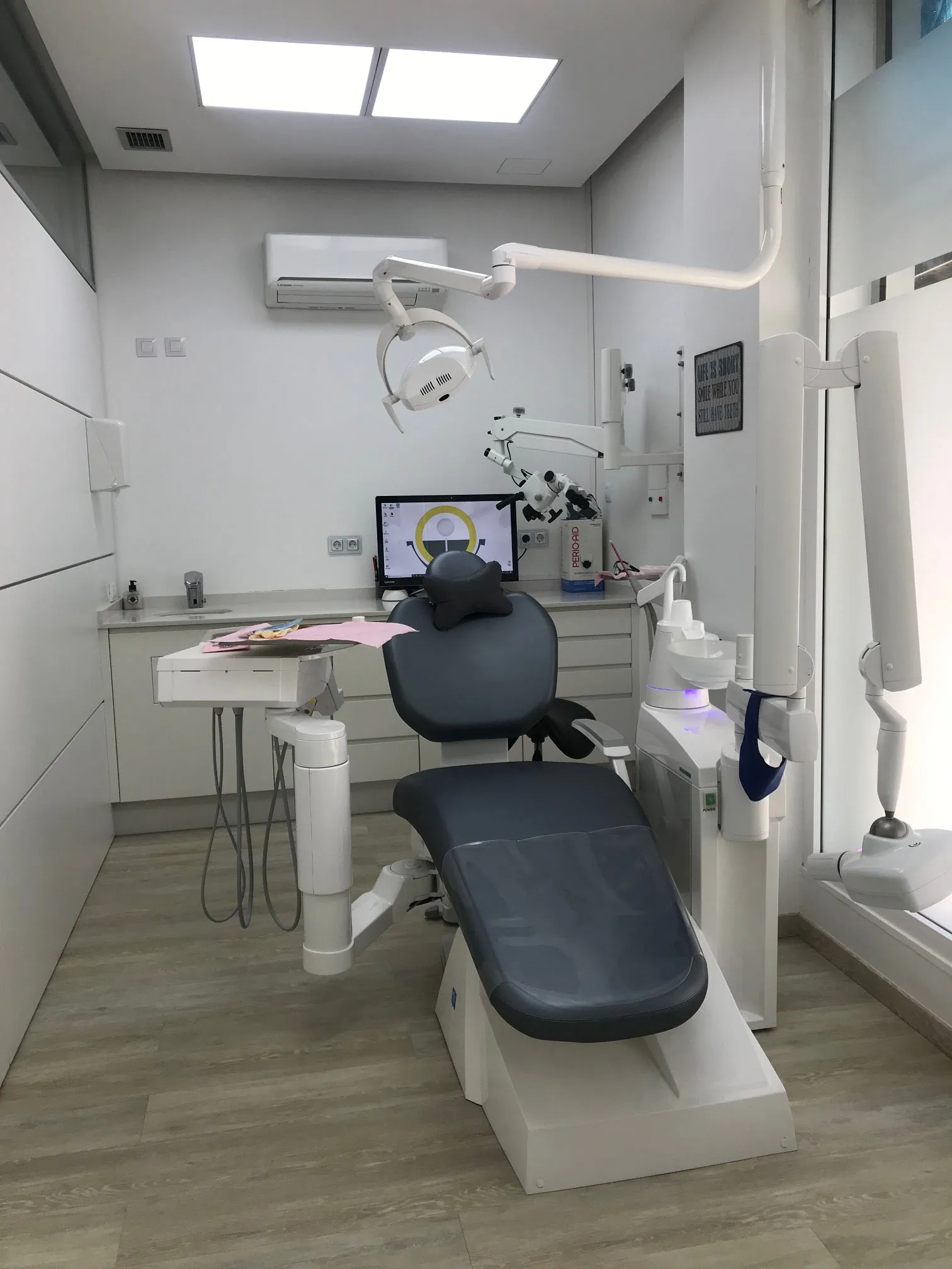 Gabinete moderno y luminoso de Florida Centro Dental en Vigo, con sillón y microscopio