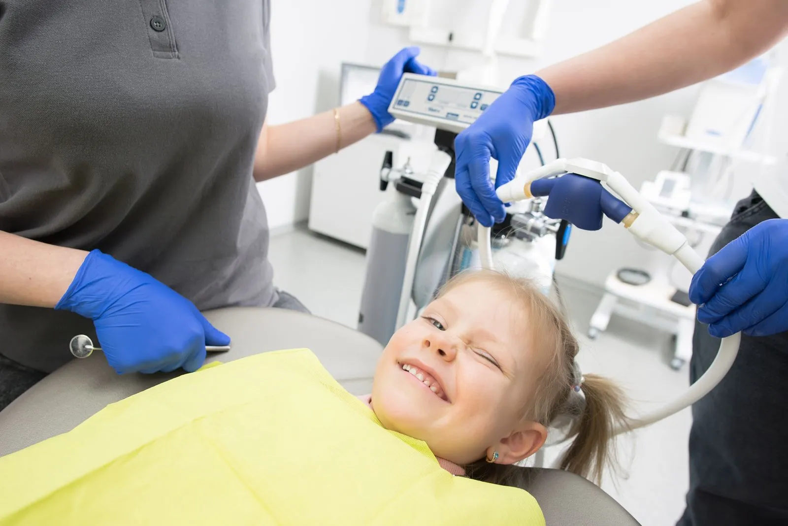 Niña sonriendo tranquila durante una revisión dental en Florida Centro Dental