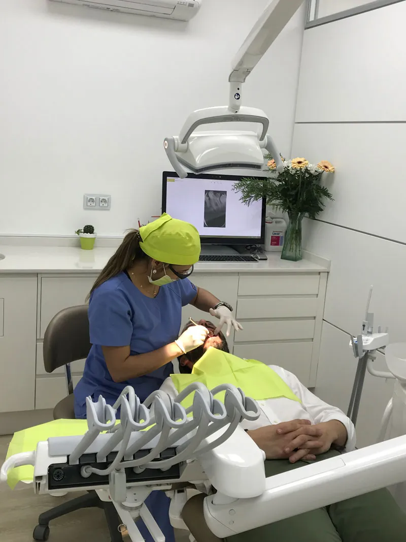 Profesional de Florida Centro Dental atendiendo a un paciente en el gabinete